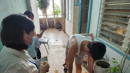 Lực lượng Y tế phường Tân Bình (TP Hồ Chí Minh) tuyên truyền người dân diệt lăng quăng phòng chống dịch sốt xuất huyết.