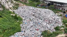 Hiện trường, khoảng 4.800m2 đất bị tập kết lượng lớn rác thải, bốc mùi hôi thối, gây ảnh hưởng nghiêm trọng đến môi trường.