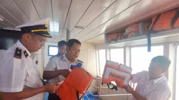 Kiểm tra áo phao trên phà biển Cần Giờ - Vũng Tàu.