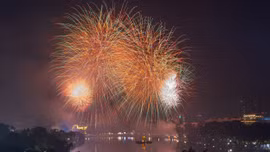 Hà Nội rực rỡ pháo hoa chào Năm mới 2025