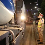 Hà Nội xử phạt nghiêm xe tải, xe bồn che biển số, độ đèn siêu sáng