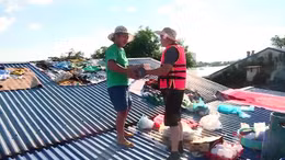 Nghĩa tình đồng bào trong mùa lũ 