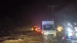 Đắk Lắk: Quốc lộ 29 ngập sâu khiến nhiều phương tiện chết máy 