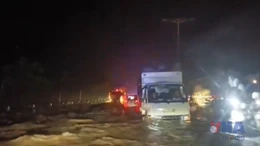 Đắk Lắk: Quốc lộ 29 ngập sâu khiến nhiều phương tiện chết máy 