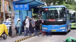 Người dân hào hứng trong ngày đầu miễn vé xe buýt