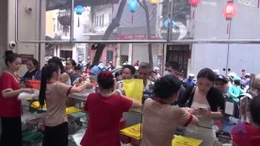 Bánh Trung thu truyền thống hút khách 