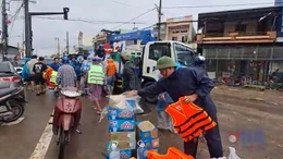 Cùng bà con vượt qua lũ dữ 