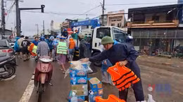 Cùng bà con vượt qua lũ dữ 