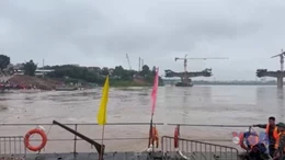 Tạm dừng vận hành phà quân sự qua sông Hồng khu vực cầu Phong Châu