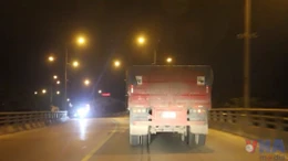 Xe tải né trạm thu phí tàn phá đường huyện ở Nghệ An 
