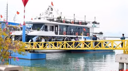 Quảng Ninh đón du khách 'xông đất' cảng tàu, sân bay đầu Xuân