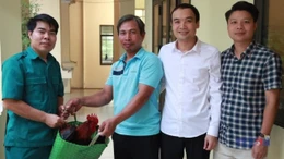 Người dân mang gà đến cảm ơn chủ tịch xã sau mưa lũ
