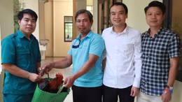 Người dân mang gà đến cảm ơn chủ tịch xã sau mưa lũ