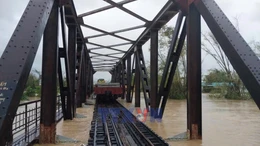 Đường bộ, đường sắt tê liệt vì mưa lũ Trung Bộ