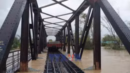 Đường bộ, đường sắt tê liệt vì mưa lũ Trung Bộ