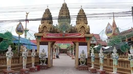 Vượt rào cản đặc thù, lan tỏa tinh thần ngày bầu cử đến từng phum, sóc