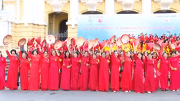 Gần 600 phụ nữ đồng diễn áo dài, xếp khối hình cờ Tổ quốc tại quảng trường Cách Mạng Tháng Tám