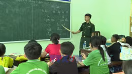 Lớp học tình thương của thầy giáo quân hàm xanh