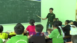 Lớp học tình thương của thầy giáo quân hàm xanh