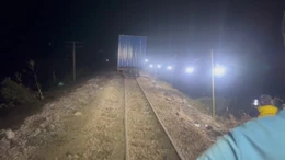 Thông tuyến đường sắt Bắc - Nam sau mưa lũ