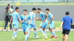 Khuất Văn Khang: 'Xuân Son hay Hoàng Hên cũng phải cạnh tranh để đá chính'