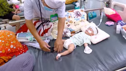 Không chủ quan với các bệnh ở mắt khi trẻ mắc cúm, sởi