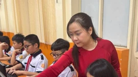 Từ tấm thiệp AI của học trò đến danh hiệu Nhà giáo dục số 2025 