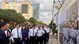 Khai mạc triển lãm ảnh 'Việt Nam - Một dải non sông'