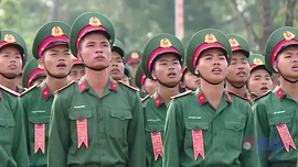 Phút giây tự hào của gia đình chiến sỹ quân đội nhân dân