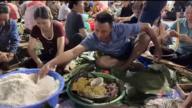 Xuyên đêm gói bánh cứu trợ đồng bào vùng lũ