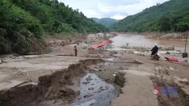 Sạt lở núi, lũ cuốn trôi gây hư hỏng nghiêm trọng Quốc lộ 16