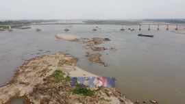 Nước sông Hồng cạn, tàu thuyền di chuyển khó khăn
