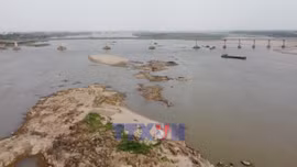 Nước sông Hồng cạn, tàu thuyền di chuyển khó khăn