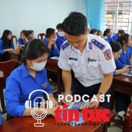 Cán bộ Đoàn Trinh sát số 2 tuyên truyền biển, đảo đến đoàn viên thanh niên, người dân trên địa bàn tỉnh Đồng Nai.
