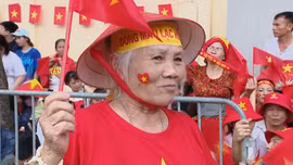 Người dân 'đông chưa từng có', chờ xem diễu binh sáng 2/9