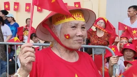 Người dân 'đông chưa từng có', chờ xem diễu binh sáng 2/9