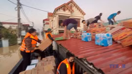 Giữa biển lũ, tình người cập bến 