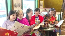 Hàng nghìn tờ báo đặc sắc của TTXVN có mặt chuyến tàu 'Hà Nội 5 cửa ô'