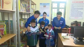 Trao tặng 'Tủ sách Đinh Hữu Dư' tại Thái Nguyên