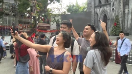 Du khách nước ngoài chào đón lễ Giáng sinh tại Hà Nội