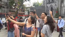 Du khách nước ngoài chào đón lễ Giáng sinh tại Hà Nội