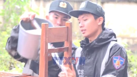 Công an hỗ trợ dọn vệ sinh trường học sau mưa lũ 