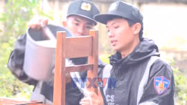 Công an hỗ trợ dọn vệ sinh trường học sau mưa lũ 