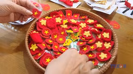 'Trend' yêu nước qua các phụ kiện cờ đỏ - sao vàng