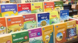 Sôi động thị trường phục vụ năm học mới