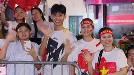 Người dân thức xuyên đêm, ‘giữ chỗ’ chờ xem tổng duyệt A80