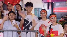 Người dân thức xuyên đêm, ‘giữ chỗ’ chờ xem tổng duyệt A80