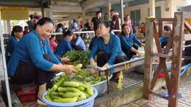 Những suất cơm yêu thương trao gửi đến bệnh nhân nghèo