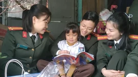 Tết ấm yêu thương trên dòng sông Cầu