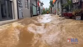 Nước lũ dâng cao hơn 1m, hàng trăm hộ dân bị ngập sâu